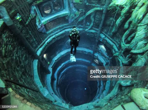 scuba diving in deep dive dubai