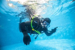 Diving with scuba regulator