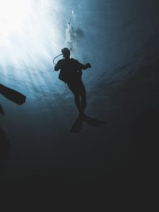 Scuba diving in low visibility