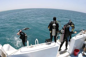 Scuba divers start diving
