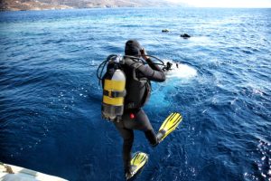 Ways to inter the water from a boat when scuba diving
