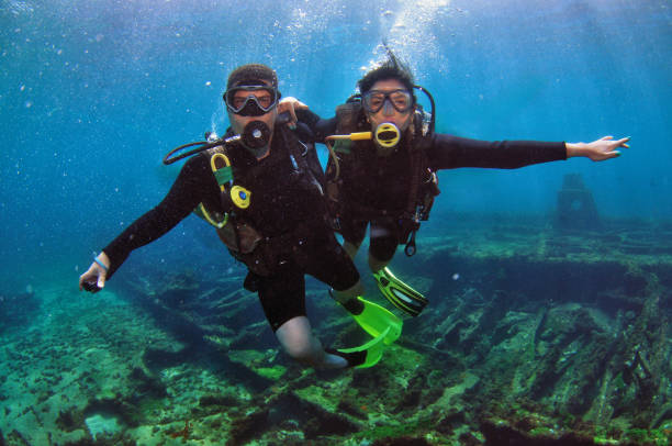 2 scuba divers