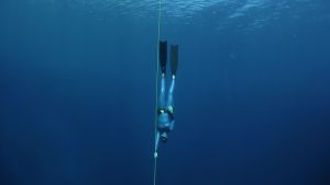 a freediver using the free immersion technique